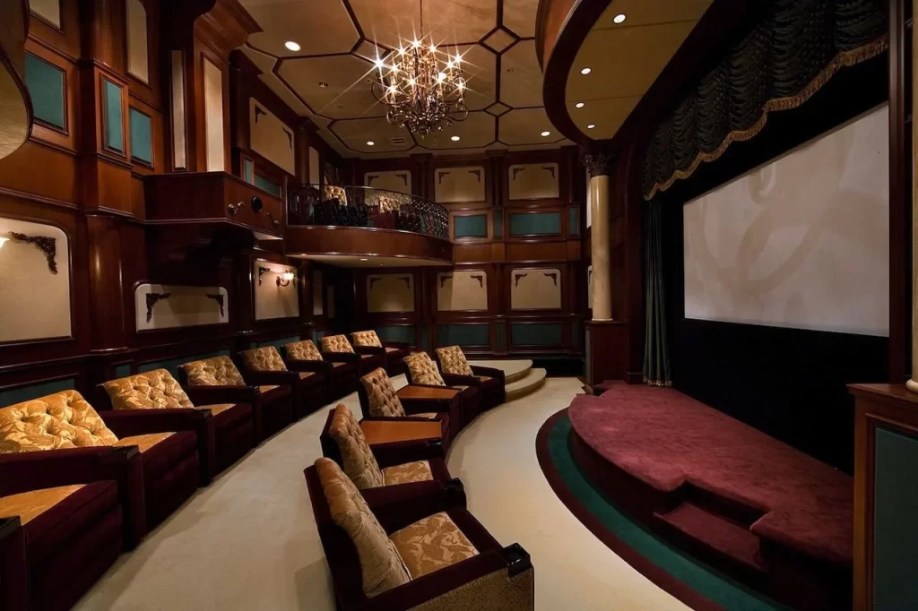 سینمای خانگی شبیه به یک سالن تئاتر واقعی